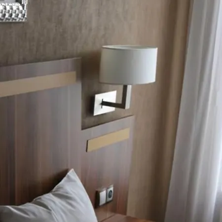 Hotel The Originals Du Grand Monarque Gare 2*