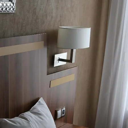 Hotel The Originals Du Grand Monarque Gare 2*