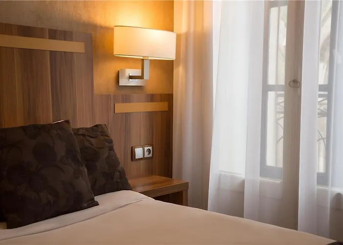 Hotel The Originals Du Grand Monarque Gare