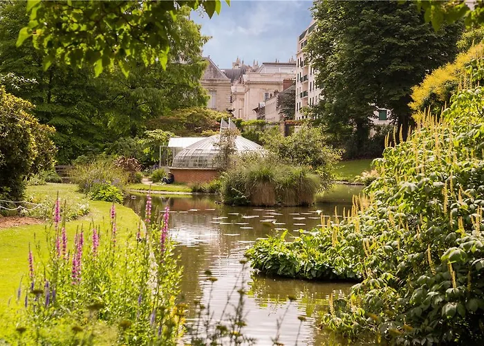 Hotel The Originals Du Grand Monarque Gare 2*