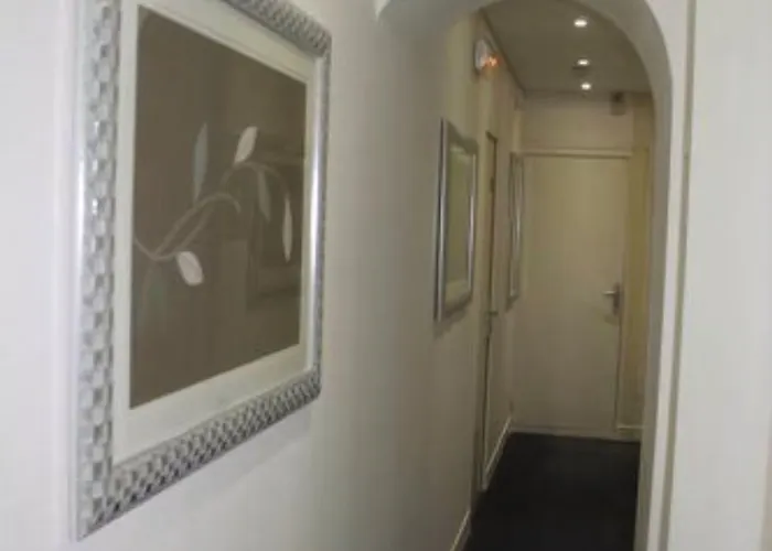 Hotel The Originals Du Grand Monarque Gare 2*