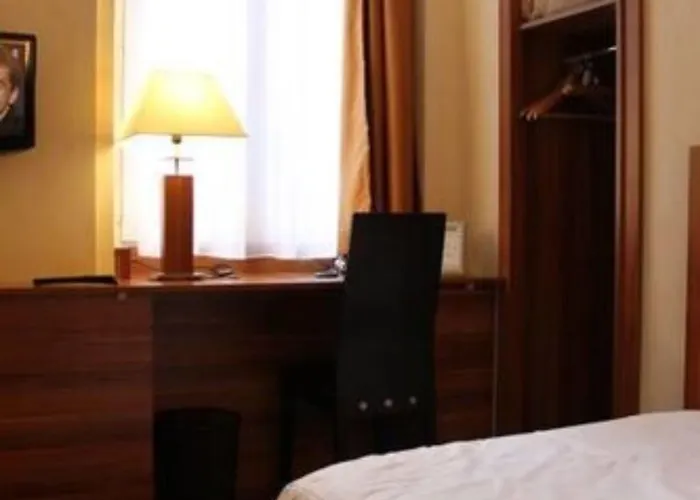 Hotel The Originals Du Grand Monarque Gare