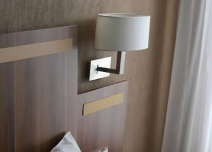 Hotel The Originals Du Grand Monarque Gare 2*