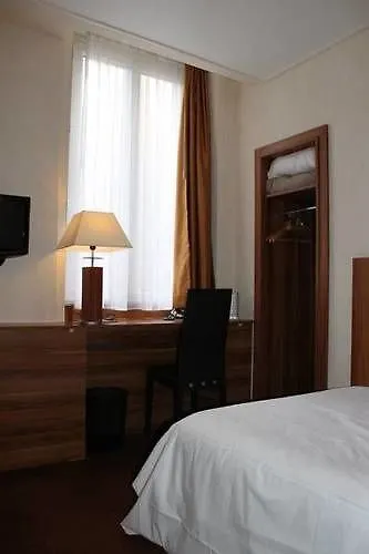 Hotel The Originals Du Grand Monarque Gare 2*