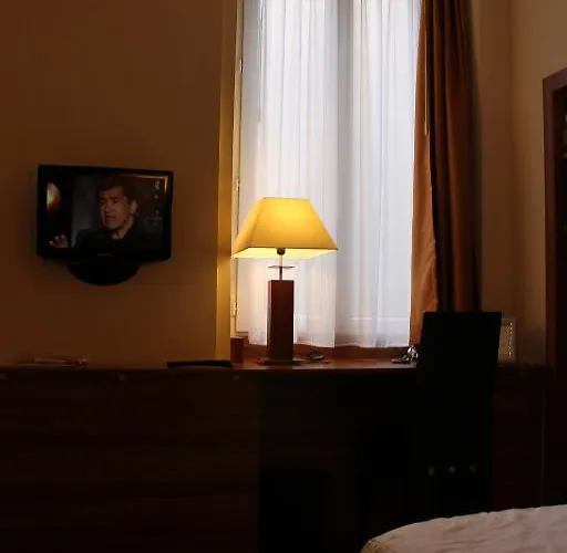 Hotel The Originals Du Grand Monarque Gare 2*