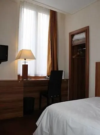 Hotel The Originals Du Grand Monarque Gare 2*