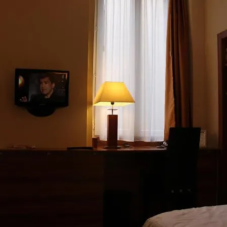 Hotel The Originals Du Grand Monarque Gare 2*